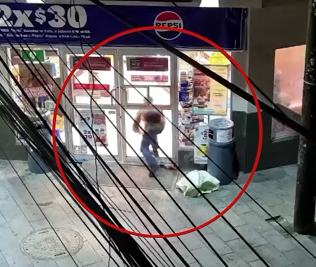 mty-robo-c4 - HECHOS AM polícia-de-monterrey-detiene-robo-a-tienda-captyado-por-cámaras-del-c4-se-le-vincula-a-8-robos-más