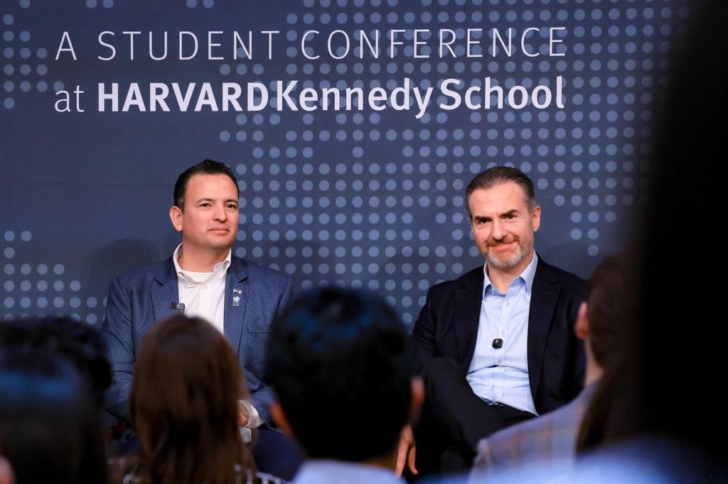 Conferencia-México-2026-Adrián-de-la-Garza-alcalde-Monterrey-panel-Harvard-gobierno-local