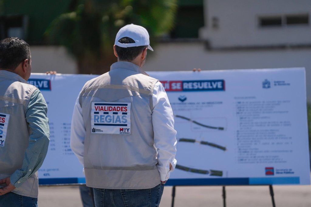 adrián de espaldas con el logo-de-vialidades-regias viendo el plan del nuevo parque íneal de la avenida no reelección