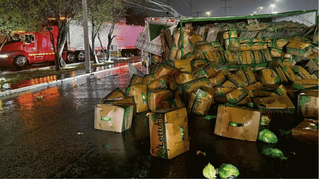 caos vial en en Díaz Ordaz por camión cargado de lechuga