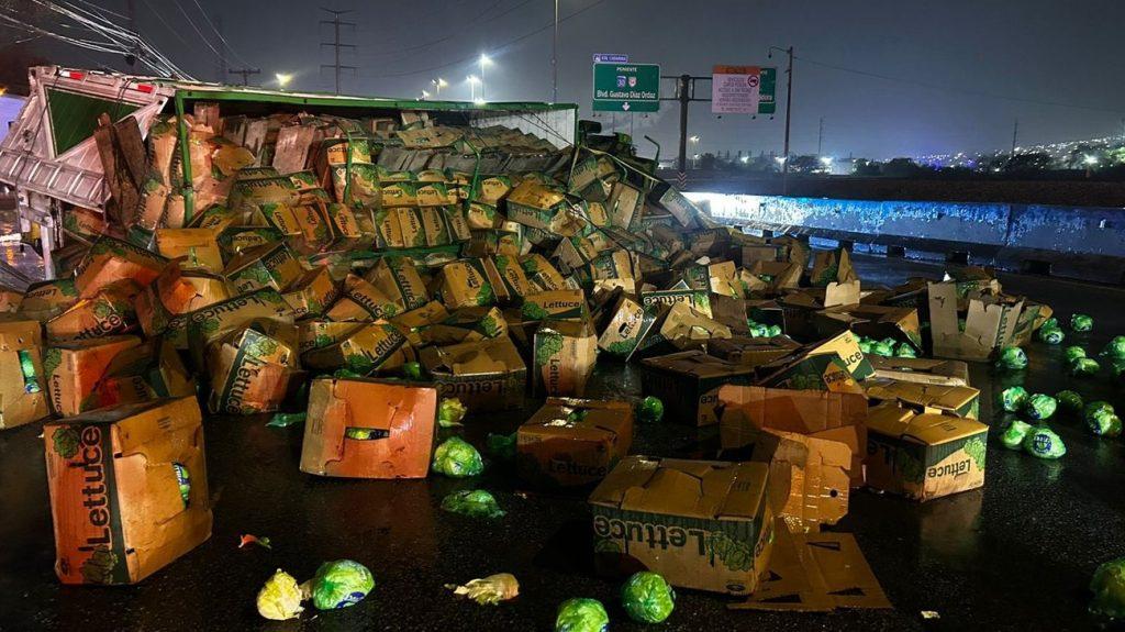 camión cargadod de lechuga se volka en Díaz Ordaz