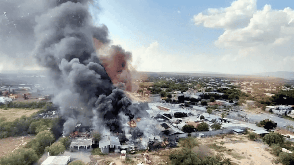 bomberos-controlaron-fuego - HECHOS AM incendio consume fábrica y los bomberos controlaron fuego sin problema