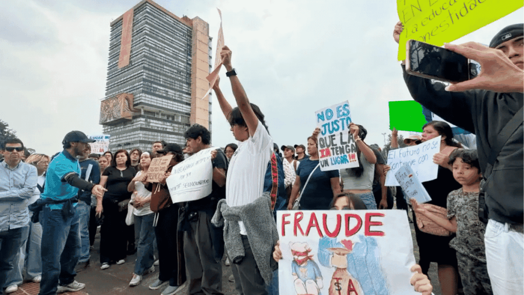 padres de familia protestan en la Torres de Rectoría