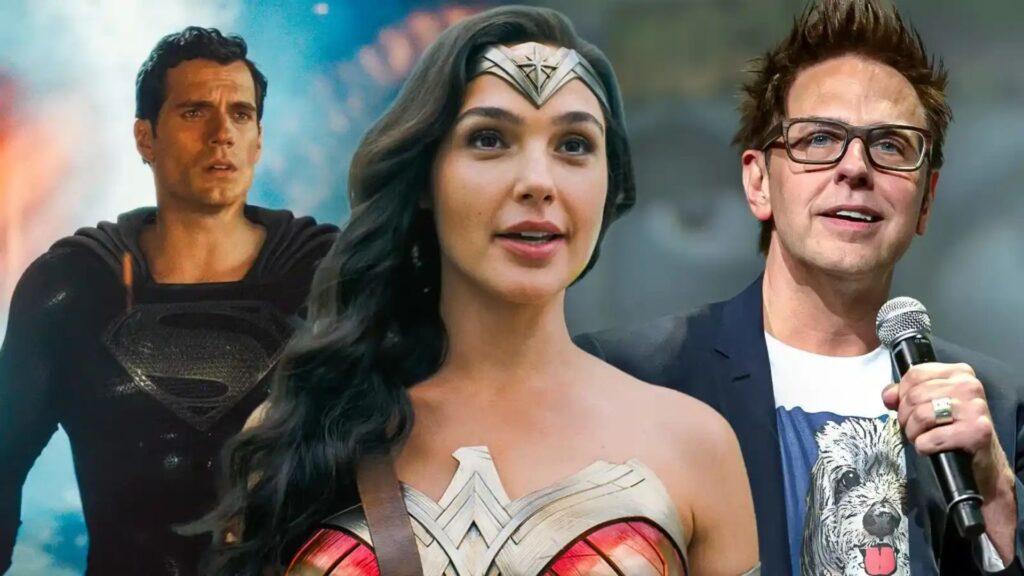Collage de tres figuras: Superman a la izquierda, Wonder Woman en el centro y un hombre con gafas hablando por un micrófono a la derecha.